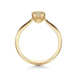 Złoty pierścionek zaręczynowy